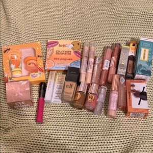 Assorted Women's Makeup Set 20 pieces all brand new